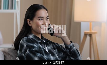 Asiatisch koreanisch japanisch chinesisch Mädchen Millennial Frau freundlich Remote-Gespräch mit Handy-Handy-Chat Gespräch mit Freund Freund Familie Stockfoto