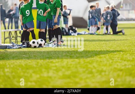 Jugendfußballmannschaft. Gruppenfoto. Fußballspieler stehen zusammen. Fußballmannschaftshürde. Teamwork, Teamgeist und Beispiel für Teamkollegen. Stockfoto