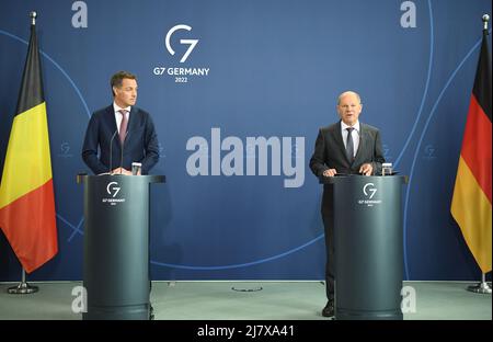 Berlin, Deutschland. 10.. Mai 2022. Bundeskanzler Olaf Scholz (R) nimmt an einer Pressekonferenz mit dem belgischen Premierminister Alexander De Croo Teil, der am 10. Mai 2022 in der deutschen Bundeskanzleramt in Berlin, der Hauptstadt Deutschlands, zu Gast war. Quelle: Ren Pengfei/Xinhua/Alamy Live News Stockfoto