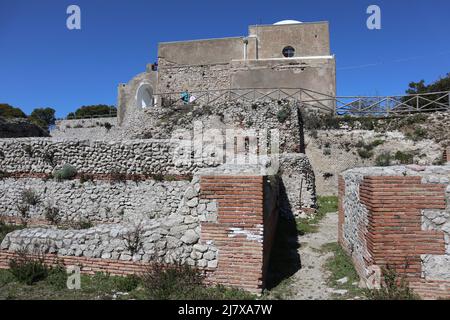 Capri - Chiesa di Santa Maria del Soccorso dai ruderi di Villa Jovis Stockfoto