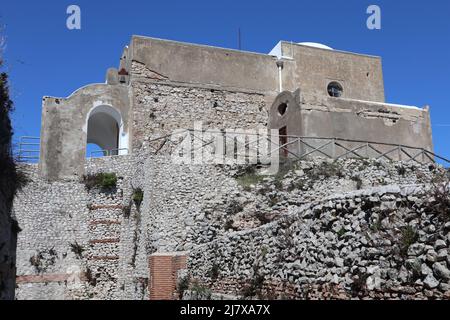 Capri - Chiesetta di Santa Maria del Soccorso dai ruderi di Villa Jovis Stockfoto