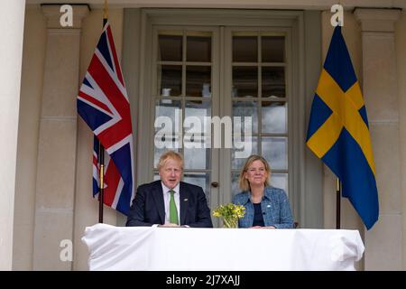 Premierminister Boris Johnson und die schwedische Premierministerin Magdalena Andersson unterzeichnen in Harpsund, dem Rückzug der schwedischen Ministerpräsidenten, eine Sicherheitsabsicherung. Bilddatum: Mittwoch, 11. Mai 2022. Stockfoto