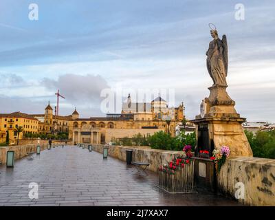 Römische Brücke und die große Moschee (Mezquita Kathedrale) - Cordoba, Spanien Stockfoto