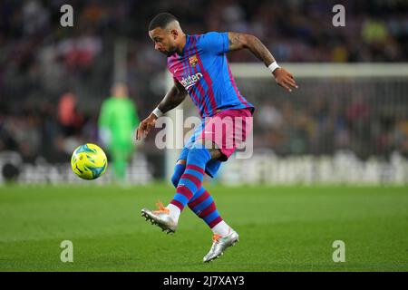 Memphis Depay vom FC Barcelona kontrolliert den Ball während des La Liga-Spiels zwischen dem FC Barcelona und RC Celta, das am 10. Mai 2022 im Camp Nou Stadium in Barcelona, Spanien, gespielt wurde. (Foto von Sergio Ruiz / PRESSINPHOTO) Stockfoto