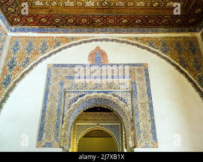 Mudejar-Dekorationen im Palacio del Rey Don Pedro (Palast von König Don Pedro) - Real Alcazar - Sevilla, Spanien Stockfoto