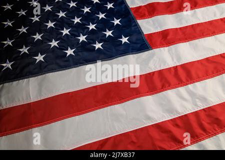 Vollformat-Hintergrund aus Nylon genäht und gestickt US-Nationalflagge - Weitwinkel diagonale Ansicht Stockfoto