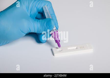 Nahaufnahme des vorbereitenden Antigen-Selbsttests oder Schnelltests für den Corona- oder Covid-19-Nachweis Stockfoto