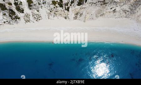 Schöne Luftaufnahme des beliebten griechischen Strandes und des kristallklaren Ionischen Meeres, Lefkada Stockfoto