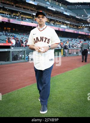 Sadiq Khan, der Bürgermeister von London, bereitet sich auf den ersten Platz beim Baseballspiel San Francisco Giants gegen Colorado Rockies im Oracle Park in San Francisco vor, während er 5 Tage lang in den USA war, um Londons Tourismusbranche zu stärken. Bilddatum: Dienstag, 10. Mai 2022. Stockfoto