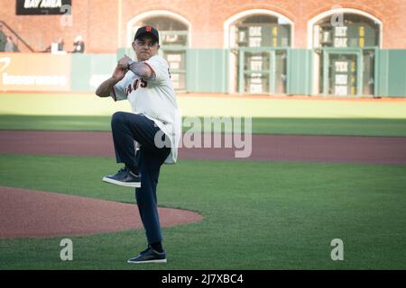 Sadiq Khan, der Bürgermeister von London, spielt im Oracle Park in San Francisco den ersten Ball beim Baseballspiel San Francisco Giants gegen Colorado Rockies während seines 5-tägigen Besuchs in den USA, um Londons Tourismusbranche zu stärken. Bilddatum: Dienstag, 10. Mai 2022. Stockfoto