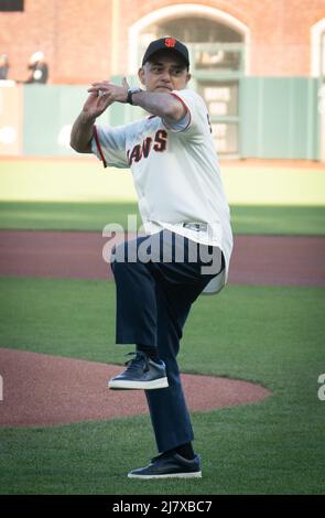 Sadiq Khan, der Bürgermeister von London, spielt im Oracle Park in San Francisco den ersten Ball beim Baseballspiel San Francisco Giants gegen Colorado Rockies während seines 5-tägigen Besuchs in den USA, um Londons Tourismusbranche zu stärken. Bilddatum: Dienstag, 10. Mai 2022. Stockfoto