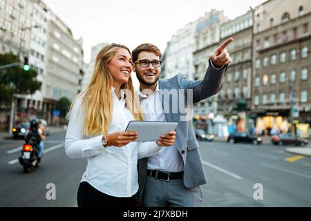 Gruppe erfolgreicher Geschäftsleute, die in einer Stadtstraße arbeiten. Stockfoto