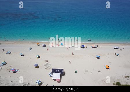 Wunderschöne Luftaufnahme des beliebten griechischen Strandes voller Touristen und des kristallklaren, türkisfarbenen Ionischen Meeres, Lefkada Stockfoto