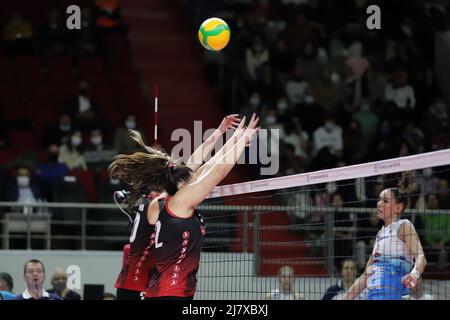 ISTANBUL, TÜRKEI - 08. DEZEMBER 2021: TeTori Dixon und Dobriana Rabadzhieva im Einsatz während der Turkish Airlines gegen Dinamo Moscow CEV Champions League Vo Stockfoto