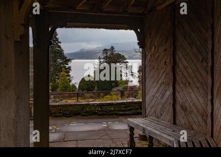 Brodick Castle, Isle of Arran, Ayrshire, Schottland - Blick auf den Firth of Clyde durch die Veranda des Heather House Pavilion Stockfoto