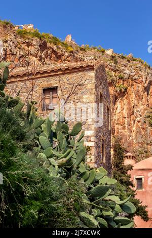 Das mittelalterliche castletown von Monemvasia, oft als das griechische Gibraltar, Lakonia, Peloponnes, Griechenland bezeichnet Stockfoto