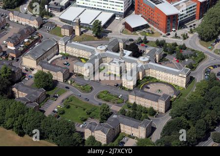 Luftaufnahme von Parklands Manor und anderen Gebäuden neben dem Pinderfield Hospital, Wakefield, West Yorkshire Stockfoto