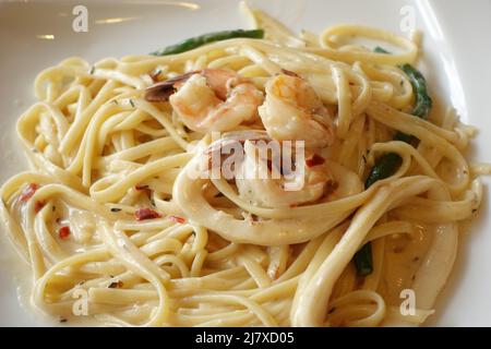 Teller mit Meeresfrüchte-Pasta auf dem Tisch Stockfoto