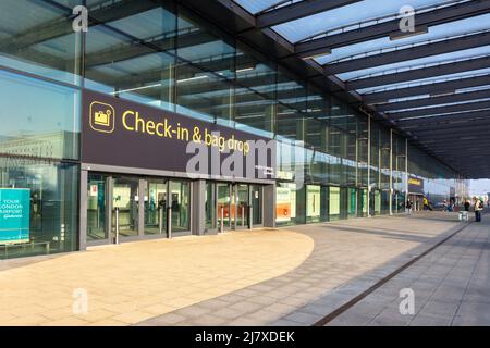 Check-in und Gepäckabwurf am North Terminal, Flughafen London Gatwick, Crawley, West Sussex, England, Vereinigtes Königreich Stockfoto