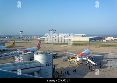 Passagiere, die Easyjet Airbus verlassen A319-100 Kampf am North Terminal, Flughafen London Gatwick, Crawley, West Sussex, England, Vereinigtes Königreich Stockfoto