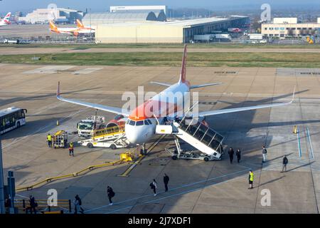 Passagiere, die Easyjet Airbus verlassen A319-100 Kampf am North Terminal, Flughafen London Gatwick, Crawley, West Sussex, England, Vereinigtes Königreich Stockfoto