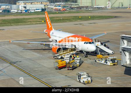 Passagiere, die mit Easyjet Airbus A319-111 am North Terminal, Flughafen London Gatwick, Crawley, West Sussex, England, Vereinigtes Königreich Stockfoto