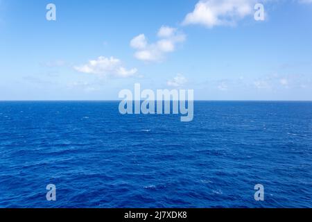 Blick auf das Meer und den Horizont vom Deck des Marella Explorer II-Kreuzfahrtschiffs, Karibisches Meer, Großantillen, Karibik Stockfoto