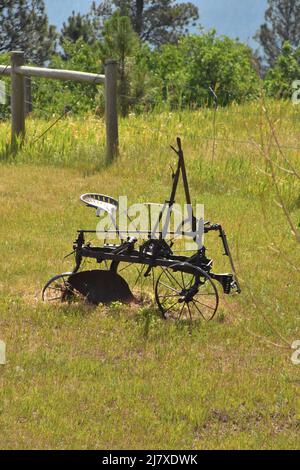 Vergessener altmodischer Pflug, der ungestört im malerischen South Dakota sitzt. Stockfoto