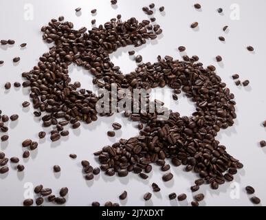 Symbolisches Bild von Kaffeebohnen, die ein Dollarzeichen bilden Stockfoto