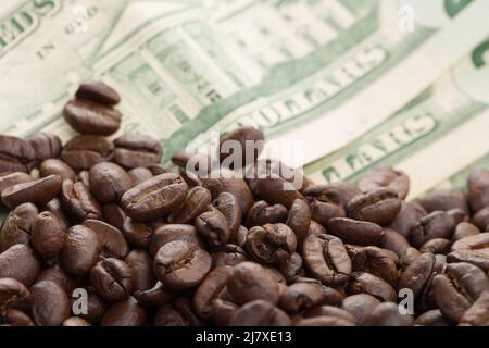 Steigende Kaffeepreise - symbolisches Bild von Kaffeebohnen und Dollarnoten Stockfoto