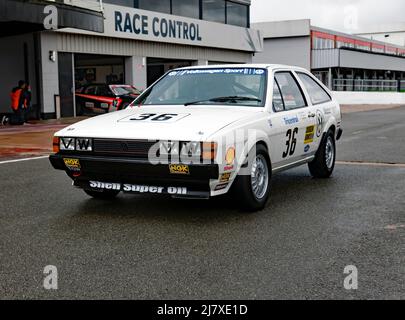 Jim Morris und Tom Shephards, White, 1981, Volkswagen Scirocco, qualifizieren sich für die Adrian Flux Trophy für die MRL Historic Touring Car Challenge. Stockfoto