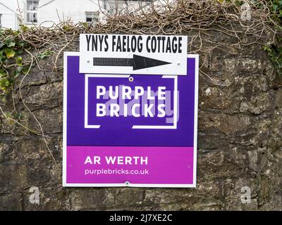 Ein Haus zum Verkauf Schild in Menai Bridge, Anglesey, Wales, Großbritannien. Stockfoto