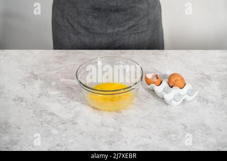 Gemessene Zutaten in Glasschüsseln zum Backen von Eiernang-Scones. Stockfoto