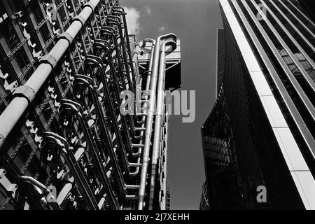 Das Lloyds Building von außen in der City of London, Südostengland, mit Blick nach oben Stockfoto