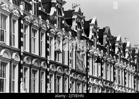 Reihenhäuser aus dem späten 19.. Jahrhundert in Tottenham Lane, Crouch End, North London, Großbritannien Stockfoto