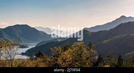 Nahaufnahme des wunderschönen Fuji-Berges mit Schneedecke oben mit Wolken, Japan Stockfoto