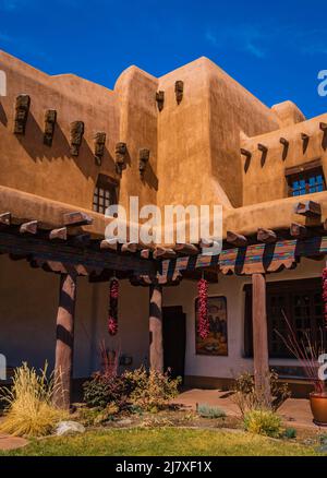 Innenhof des historischen Adobe Pueblo-Gebäudes mit dem New Mexico Museum of Art in Santa Fe, New Mexico Stockfoto