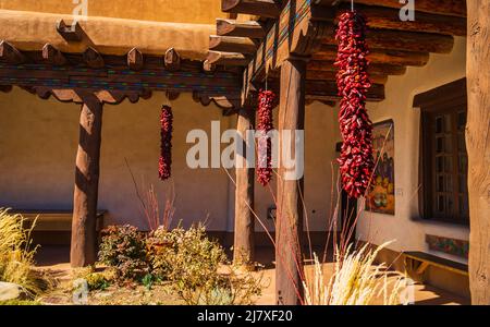 Innenhof des historischen Adobe Pueblo-Gebäudes mit dem New Mexico Museum of Art in Santa Fe, New Mexico Stockfoto