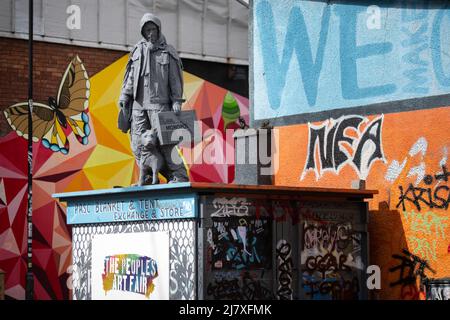 Jamaica Street, Stokes Croft, Bristol, Großbritannien. 8.. April 2022. In Bristol wurde eine neue Skulptur errichtet, die einen Mann mit einem Monopoly-Set zeigt Stockfoto