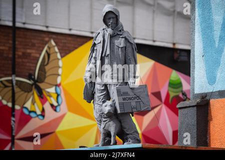 Jamaica Street, Stokes Croft, Bristol, Großbritannien. 8.. April 2022. In Bristol wurde eine neue Skulptur errichtet, die einen Mann mit einem Monopoly-Set zeigt Stockfoto