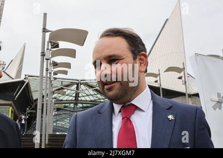 Der belgische Parlamentsabgeordnete Michael FREILICH von der NVA-Partei vor dem Berufungsgericht in Antwerpen traf sich mit den Iranern im Exil und sagte: „Ich werde meine Kollegen im US-Kongress bitten, Gesetze zu verabschieden, die die USA auffordern, die Auslieferung von Assadollah Assadi zu beantragen, weil sie dieses Terroranspiel geleitet haben.“ Vor dem belgischen Berufungsgericht fand eine Kundgebung statt, die mit dem Urteil über die Berufung der iranischen Terroristen zusammenfiel, die 2018 an dem Bombenanschlag gegen die große internationale Konferenz des Nationalen Widerstandsrates des Iran (NCRI) in den Außenbezirken von Paris beteiligt waren. Stockfoto