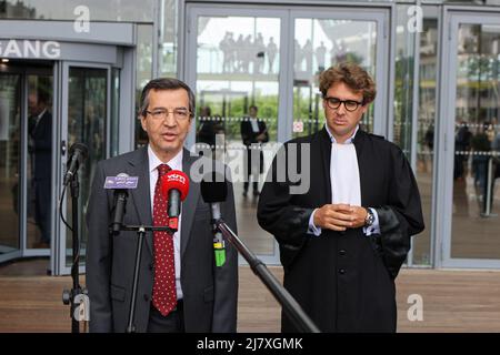 Antwerpen, Belgien. 10.. Mai 2022. Farzin Hashemi (L), Mitglied des Ausschusses für auswärtige Angelegenheiten des Nationalen Widerstandsrates des Iran während einer Pressekonferenz nach der Gerichtsentscheidung. Vor dem belgischen Berufungsgericht fand eine Kundgebung statt, die mit dem Urteil über die Berufung der iranischen Terroristen zusammenfiel, die 2018 an dem Bombenanschlag gegen die große internationale Konferenz des Nationalen Widerstandsrates des Iran (NCRI) in den Außenbezirken von Paris beteiligt waren. Kredit: SOPA Images Limited/Alamy Live Nachrichten Stockfoto