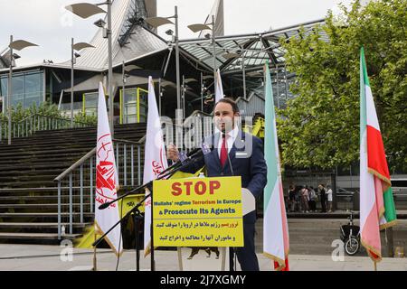 Antwerpen, Belgien. 10.. Mai 2022. Der belgische Abgeordnete Michael FREILICH von der Partei Nieuw-Vlaamse Alliantie (NVA) spricht zu der Kundgebung. Vor dem belgischen Berufungsgericht fand eine Kundgebung statt, die mit dem Urteil über die Berufung der iranischen Terroristen zusammenfiel, die 2018 an dem Bombenanschlag gegen die große internationale Konferenz des Nationalen Widerstandsrates des Iran (NCRI) in den Außenbezirken von Paris beteiligt waren. Kredit: SOPA Images Limited/Alamy Live Nachrichten Stockfoto