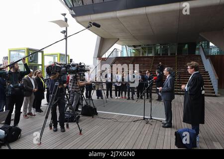 Antwerpen, Belgien. 10.. Mai 2022. Farzin Hashemi, Mitglied des Ausschusses für auswärtige Angelegenheiten des Nationalen Widerstandsrates des Iran, während einer Pressekonferenz nach der Gerichtsentscheidung. Vor dem belgischen Berufungsgericht fand eine Kundgebung statt, die mit dem Urteil über die Berufung der iranischen Terroristen zusammenfiel, die 2018 an dem Bombenanschlag gegen die große internationale Konferenz des Nationalen Widerstandsrates des Iran (NCRI) in den Außenbezirken von Paris beteiligt waren. Kredit: SOPA Images Limited/Alamy Live Nachrichten Stockfoto