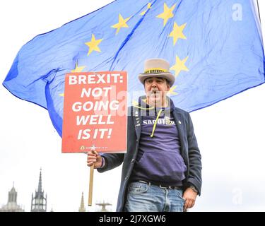 Westminster, London, Großbritannien. 11.. Mai 2022. Westminster 'Stop Brexit man' und der Aktivist Steve Bray, der seit mehreren Jahren vor dem Parlament protestiert, halten ein Plakat mit dem Titel 'Brexit - geht nicht gut, oder?' vor einer EU-Flagge. Der heutige Protest bezieht sich sowohl auf den jüngsten Europatag als auch auf die aktuelle Drohung der Regierung, das Nordirland-Protokoll „aufzureißen“. Kredit: Imageplotter/Alamy Live Nachrichten Stockfoto