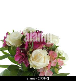 Bouquet von großen weißen Rosen, rosa und lila Alstroemeria Blumen isoliert auf weißem Hintergrund. Nahaufnahme. Stockfoto