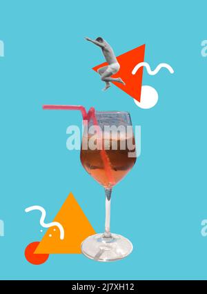 Moderne, trendige Kunstcollage mit sommerlichen Strandcocktails und Palmen Stockfoto