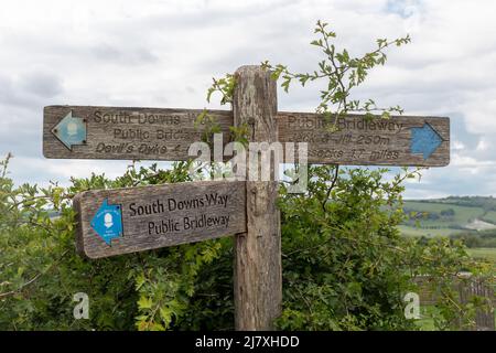 South Downs Way Holzschild in West Sussex, England, Großbritannien, in der Nähe des Devil's Dike, Fußweg und öffentlicher Brückenstraße Stockfoto