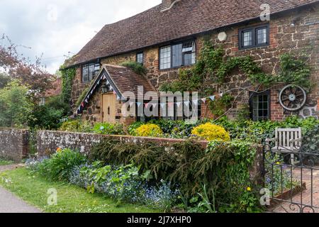 Attraktive Hütte namens Wheelwrights in Dunsfold Village, Surrey, England, Großbritannien Stockfoto