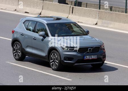 ISTANBUL, TÜRKEI - 7. APRIL 2022: Der Volvo XC90 ist ein mittelgroßer Luxus-Crossover-SUV, der von Volvo Cars hergestellt und vermarktet wird. Die Marke Volvo R steht für die Stockfoto